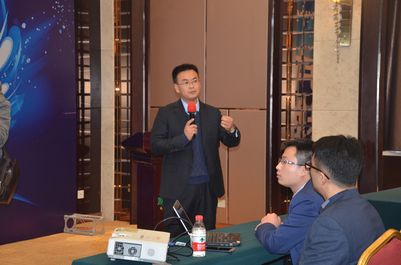公司銷售總監(jiān)胡德泰向大家匯報(bào)了2015年的成績與問題