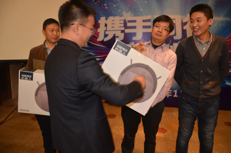 會(huì)議期間還安排了多次游戲和抽獎(jiǎng)活動(dòng)