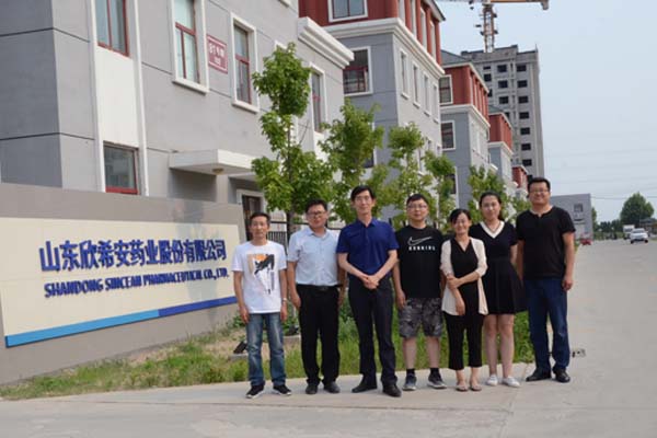欣希安部分工作人員與核查組專家合影留念